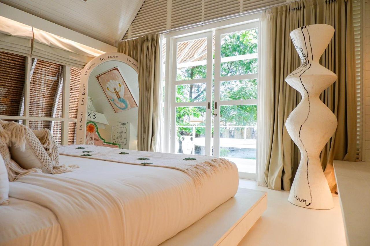 Les Fauves Cabana Room